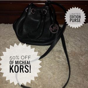 Michael KORS DRAWSTRING BUCKET CROSS OVER BAG